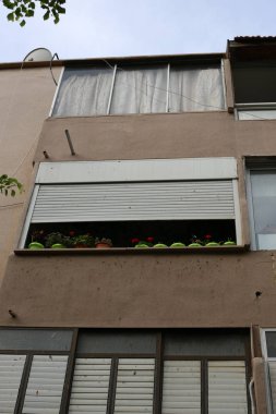 Mimaride balkon, duvardan çıkıntılı kirişler üzerine monte edilmiş, korkuluklu bir platformdur.. 