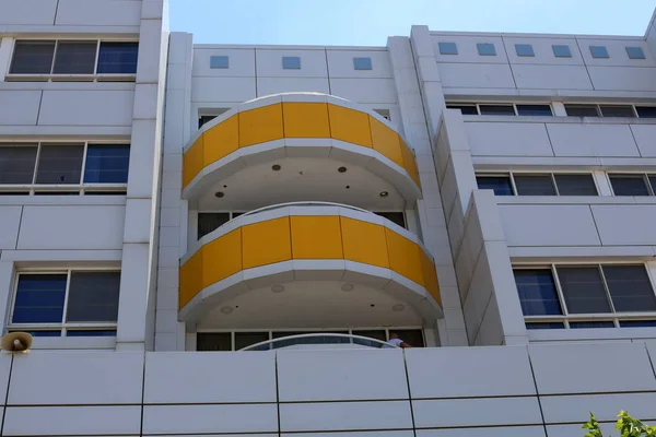 Mimaride Balkon Duvardan Çıkıntılı Kirişler Üzerine Monte Edilmiş Korkuluklu Bir — Stok fotoğraf