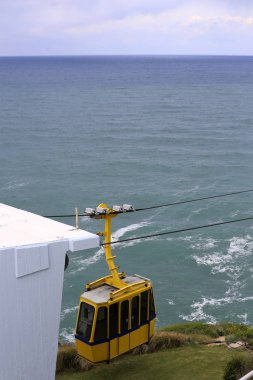 İsrail'in kuzeyinde Akdeniz'in üzerindeki dağlarda kablo yolu 