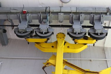 İsrail'in kuzeyinde Akdeniz'in üzerindeki dağlarda kablo yolu 