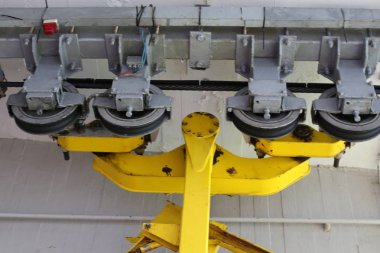 İsrail'in kuzeyinde Akdeniz'in üzerindeki dağlarda kablo yolu 