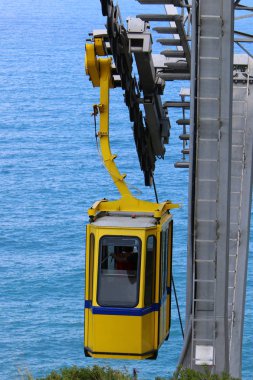 İsrail'in kuzeyinde Akdeniz'in üzerindeki dağlarda kablo yolu 