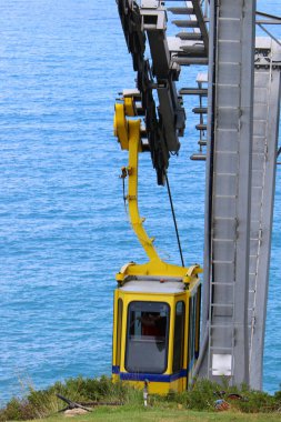 İsrail'in kuzeyinde Akdeniz'in üzerindeki dağlarda kablo yolu 
