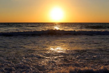 Kuzey İsrail'de Akdeniz'de ufukta güneş batıyor, gün bitiyor ve gece çöküyor. 