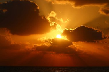 Kuzey İsrail'de Akdeniz'de ufukta güneş batıyor, gün bitiyor ve gece çöküyor. 