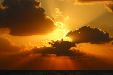 Kuzey İsrail'de Akdeniz'de ufukta güneş batıyor, gün bitiyor ve gece çöküyor. 