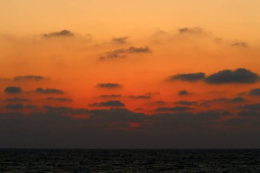 Kuzey İsrail'de Akdeniz'de ufukta güneş batıyor, gün bitiyor ve gece çöküyor. 
