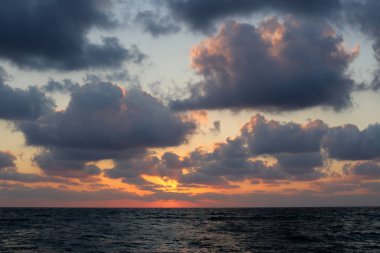 Kuzey İsrail'de Akdeniz'de ufukta güneş batıyor, gün bitiyor ve gece çöküyor. 