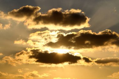 Kuzey İsrail'de Akdeniz'de ufukta güneş batıyor, gün bitiyor ve gece çöküyor. 