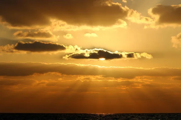 太阳在以色列北部的地中海的地平线上落下 白天结束 夜幕降临 — 图库照片