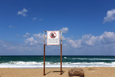 İsrail'de yol ve parklarda yer alan yol işaretleri ve tabelaları 