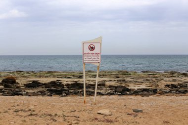 İsrail'de yol ve parklarda yer alan yol işaretleri ve tabelaları 