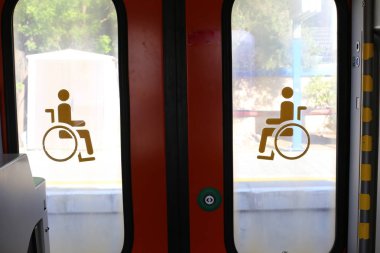 İsrail'de yol ve parklarda yer alan yol işaretleri ve tabelaları 