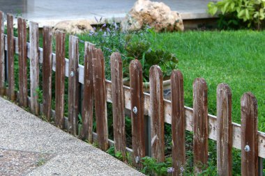 İsrail'in kuzeyinde Akdeniz kıyısında bir parkta çit 