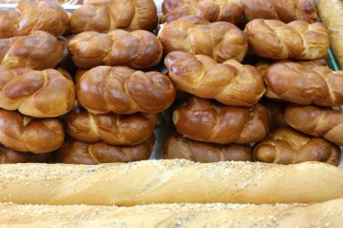 İsrail'de bir mağazada satılan ekmek ve fırın ürünleri 