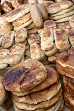 İsrail'de bir mağazada satılan ekmek ve fırın ürünleri 