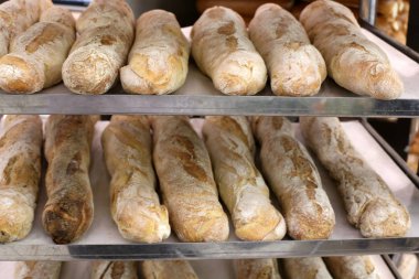 İsrail'de bir mağazada satılan ekmek ve fırın ürünleri 