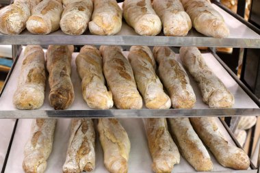 İsrail'de bir mağazada satılan ekmek ve fırın ürünleri 