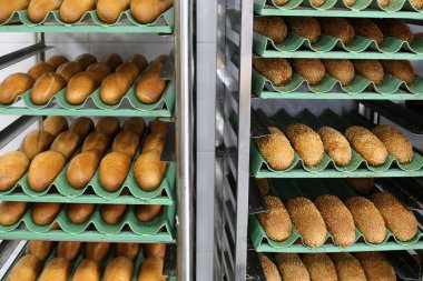 İsrail'de bir mağazada satılan ekmek ve fırın ürünleri 