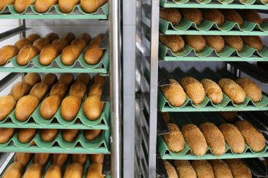 İsrail'de bir mağazada satılan ekmek ve fırın ürünleri 