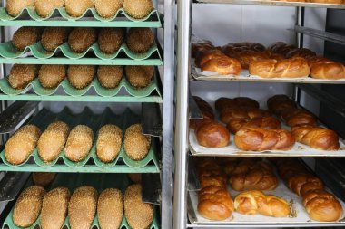 İsrail'de bir mağazada satılan ekmek ve fırın ürünleri 