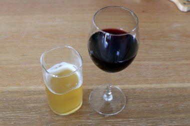 İsrail'de bir masada bir restoranda soğuk bira bir bardak 