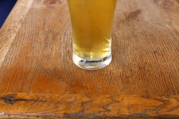 イスラエルのテーブルの上のレストランで冷たいビールのグラスです — ストック写真