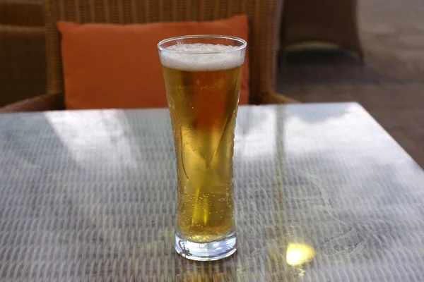 Restaurant Auf Einem Tisch Israel Steht Ein Glas Kaltes Bier — Stockfoto