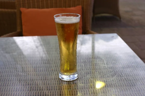 Restaurant Auf Einem Tisch Israel Steht Ein Glas Kaltes Bier — Stockfoto