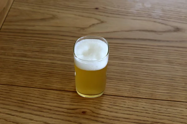 Een Restaurant Een Tafel Israël Een Glas Koud Bier — Stockfoto