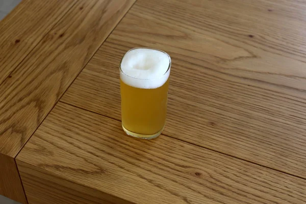 Een Restaurant Een Tafel Israël Een Glas Koud Bier — Stockfoto