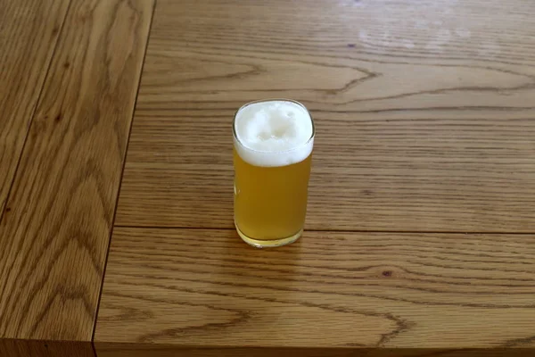 Restaurant Auf Einem Tisch Israel Steht Ein Glas Kaltes Bier — Stockfoto