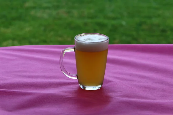 Restaurant Auf Einem Tisch Israel Steht Ein Glas Kaltes Bier — Stockfoto