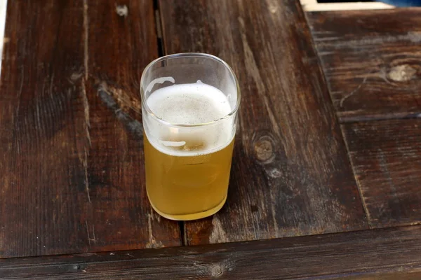 Restaurant Auf Einem Tisch Israel Steht Ein Glas Kaltes Bier — Stockfoto