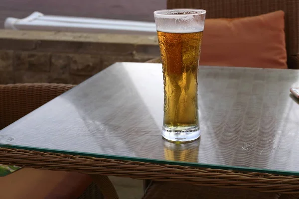 Dans Restaurant Sur Une Table Israël Est Verre Bière Froide — Photo