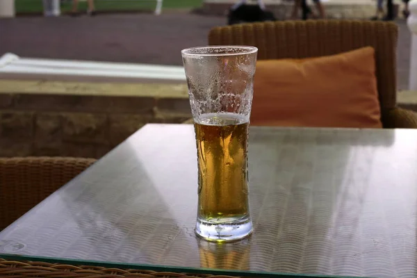 Dans Restaurant Sur Une Table Israël Est Verre Bière Froide — Photo