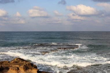 İsrail'in kuzeyinde Akdeniz üzerinde gökyüzünde yüzen gök gürültülü bulutlar 