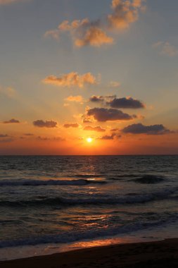 İsrail'in kuzeyinde Akdeniz üzerinde gökyüzünde yüzen gök gürültülü bulutlar 