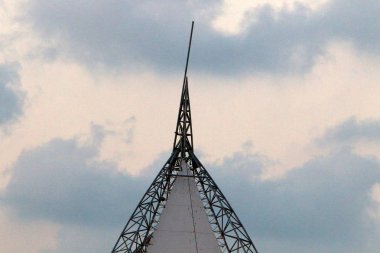 İsrail'in kuzeyinde Akdeniz üzerinde gökyüzünde yüzen gök gürültülü bulutlar 