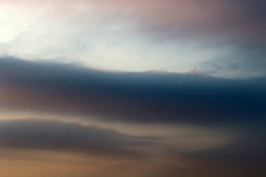 İsrail'in kuzeyinde Akdeniz üzerinde gökyüzünde yüzen gök gürültülü bulutlar 