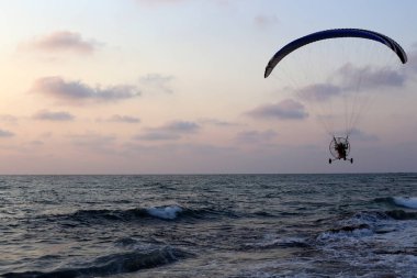 İsrail'in kuzeyinde Akdeniz üzerinde gökyüzünde yüzen gök gürültülü bulutlar 