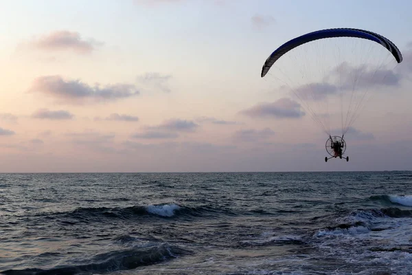 İsrail'in kuzeyinde Akdeniz üzerinde gökyüzünde yüzen gök gürültülü bulutlar 