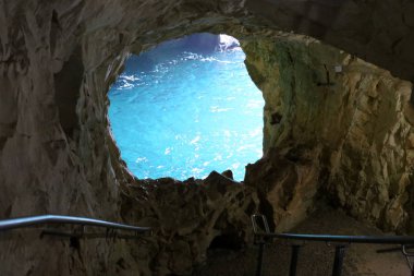 İsrail'in kuzeyinde Akdeniz kıyısında Rosh Hanikra dağlarında grottoes 