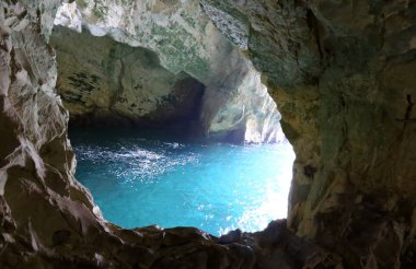 İsrail'in kuzeyinde Akdeniz kıyısında Rosh Hanikra dağlarında grottoes 