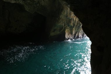 İsrail'in kuzeyinde Akdeniz kıyısında Rosh Hanikra dağlarında grottoes 