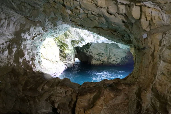 İsrail'in kuzeyinde Akdeniz kıyısında Rosh Hanikra dağlarında grottoes 