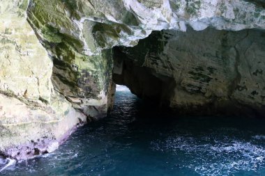 İsrail'in kuzeyinde Akdeniz kıyısında Rosh Hanikra dağlarında grottoes 