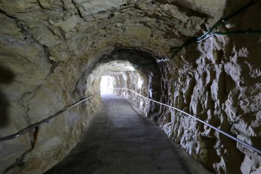 İsrail'in kuzeyinde Akdeniz kıyısında Rosh Hanikra dağlarında grottoes 