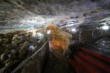 İsrail'in kuzeyinde Akdeniz kıyısında Rosh Hanikra dağlarında grottoes 