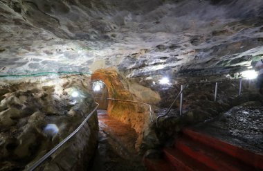 İsrail'in kuzeyinde Akdeniz kıyısında Rosh Hanikra dağlarında grottoes 
